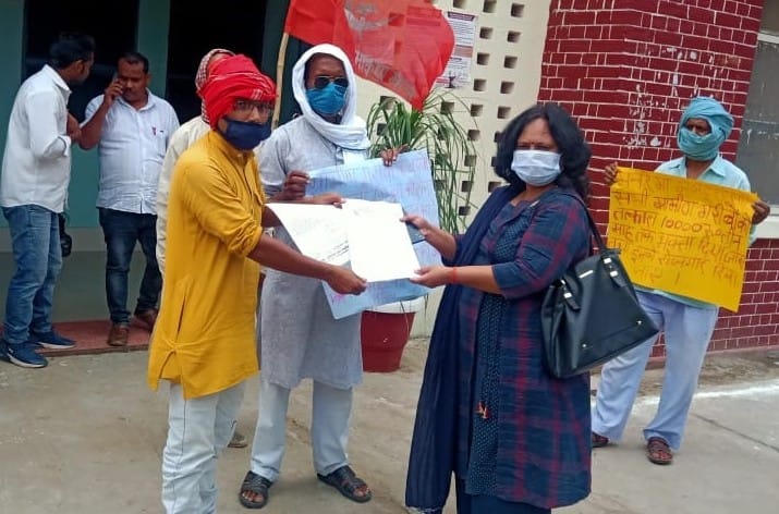 Chandauli: Government should give compensation for the deaths due to Corona, Male leaders demonstrated in support of the demands