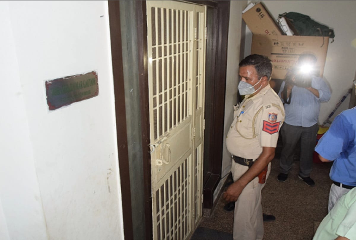 Delhi Crime Branch team has arrested a fake doctor from Meerut