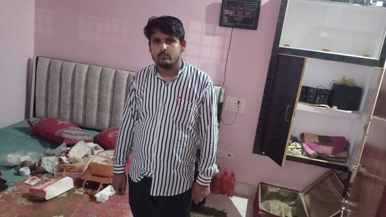 stolen,etawah news,gas agency,2.70 lakh,worker house