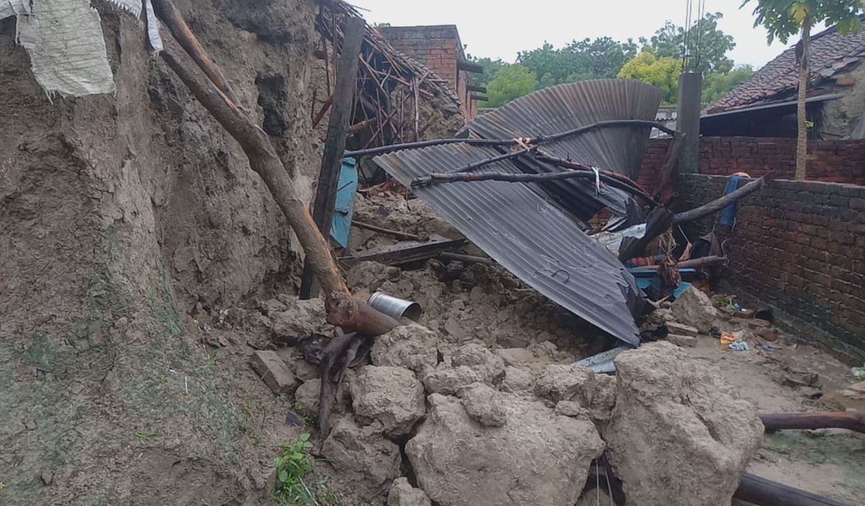 Earthen wall collapsed in the rain, sleeping young man dies after being buried in the rubble