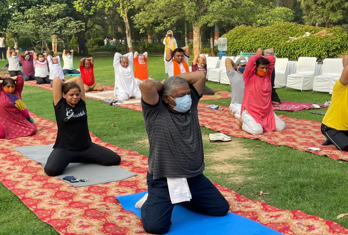 Delhi people observes International Yoga Day CM Arvind Kejriwal congratulates all
