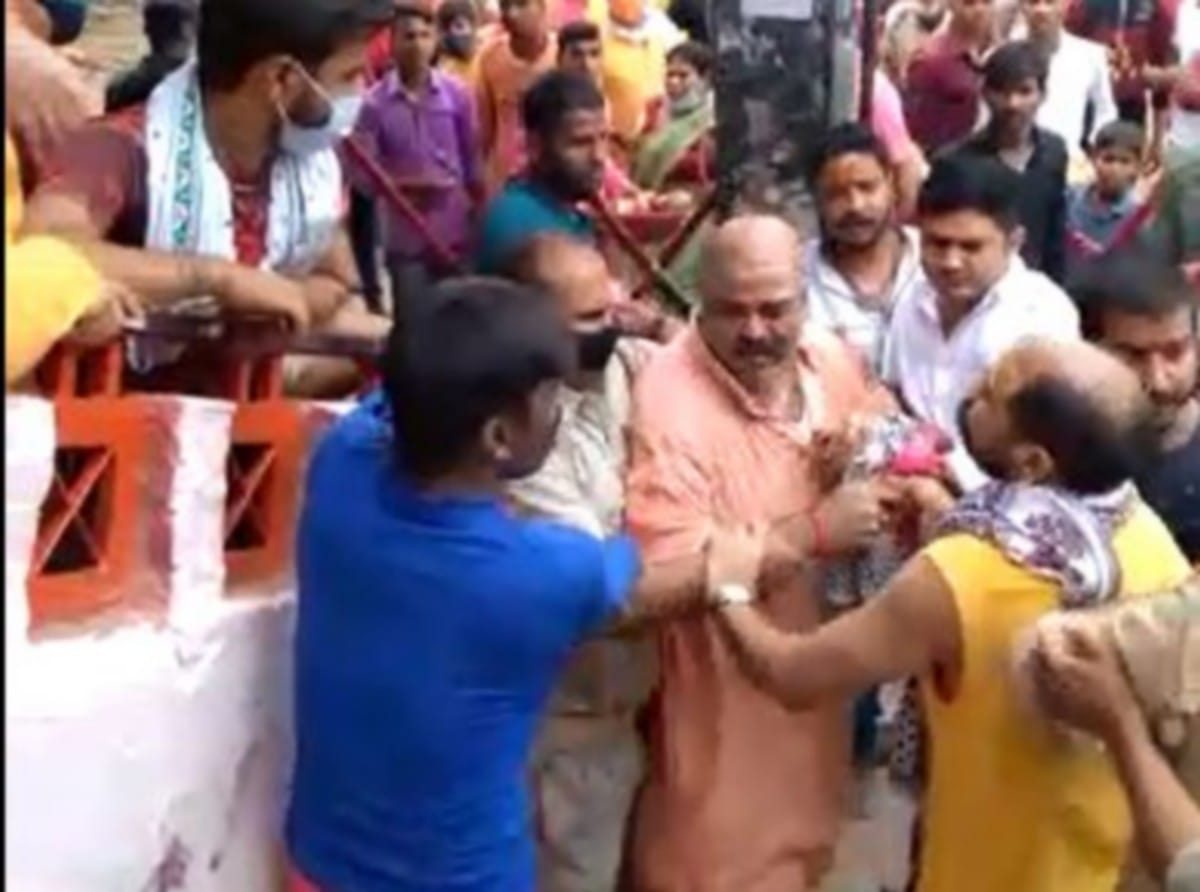 Mirzapur SP suspended three cops for beating teerth purohit in Vindhyavasini mandir corridore