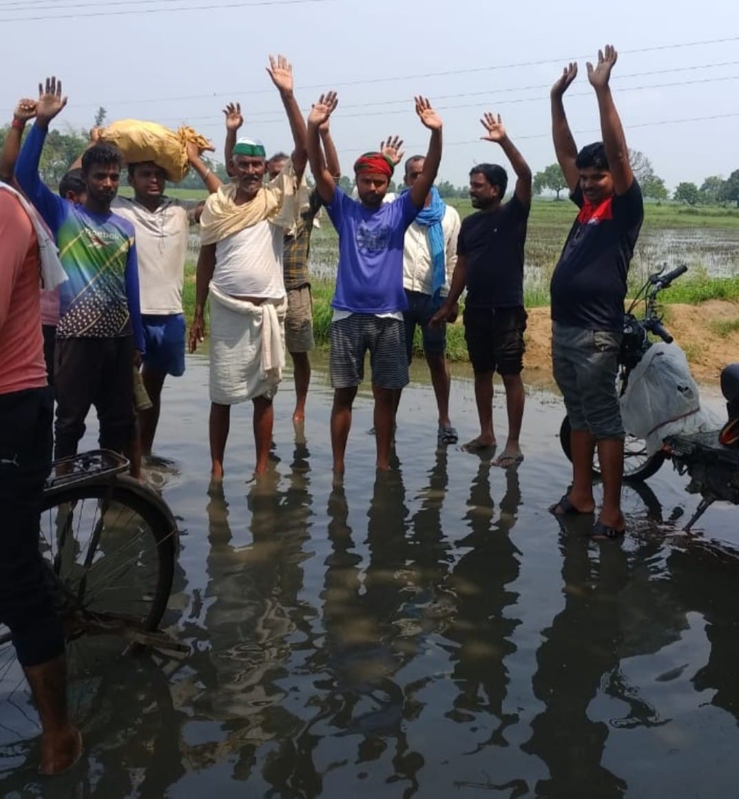 Chandauli: People protested due to waterlogging on the road