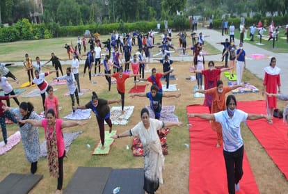 Agra people performed yoga on International Yoga Day