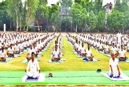 Agra people performed yoga on International Yoga Day