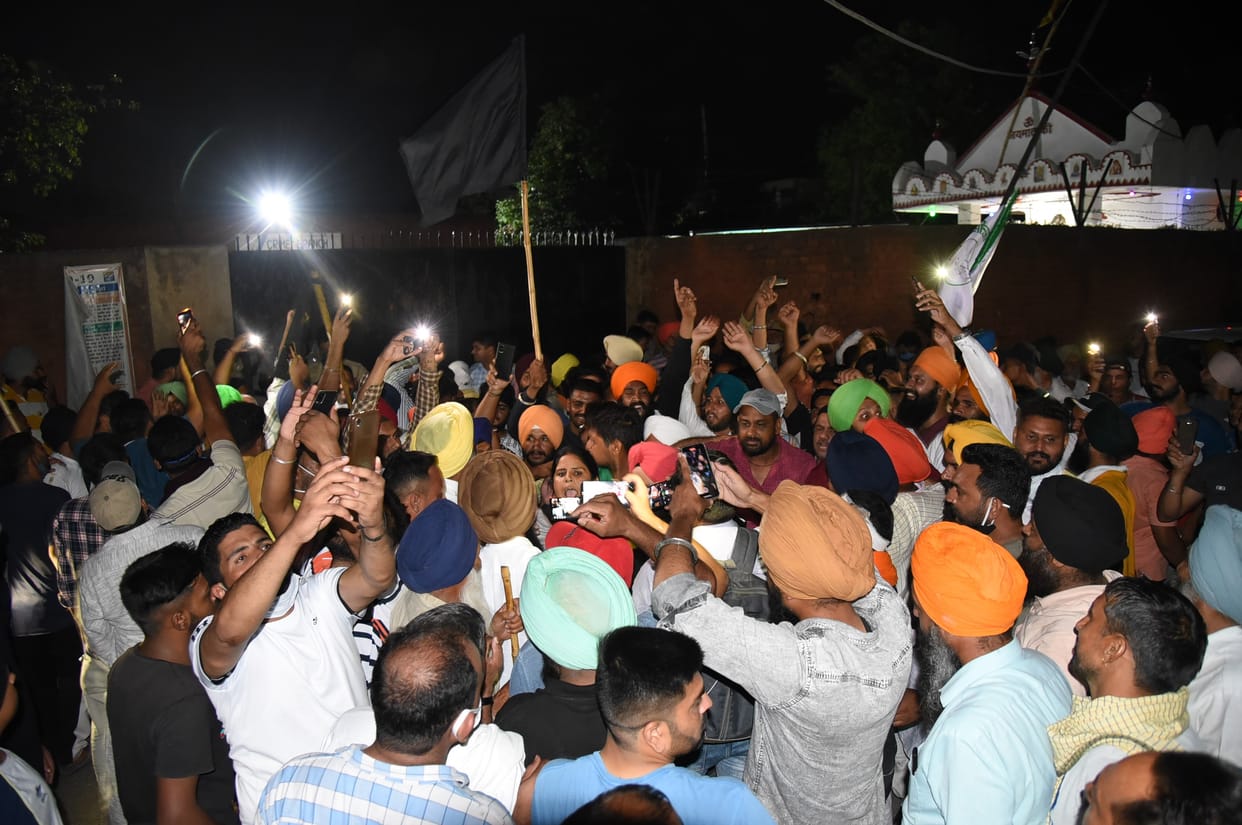 Protest: Farmers arrested after lathi charge, left late in the evening, police caught farmers going to show black flags to CM, Bhakiyu protested outside crime branch