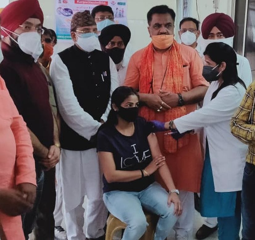 MP inspected the vaccination center.