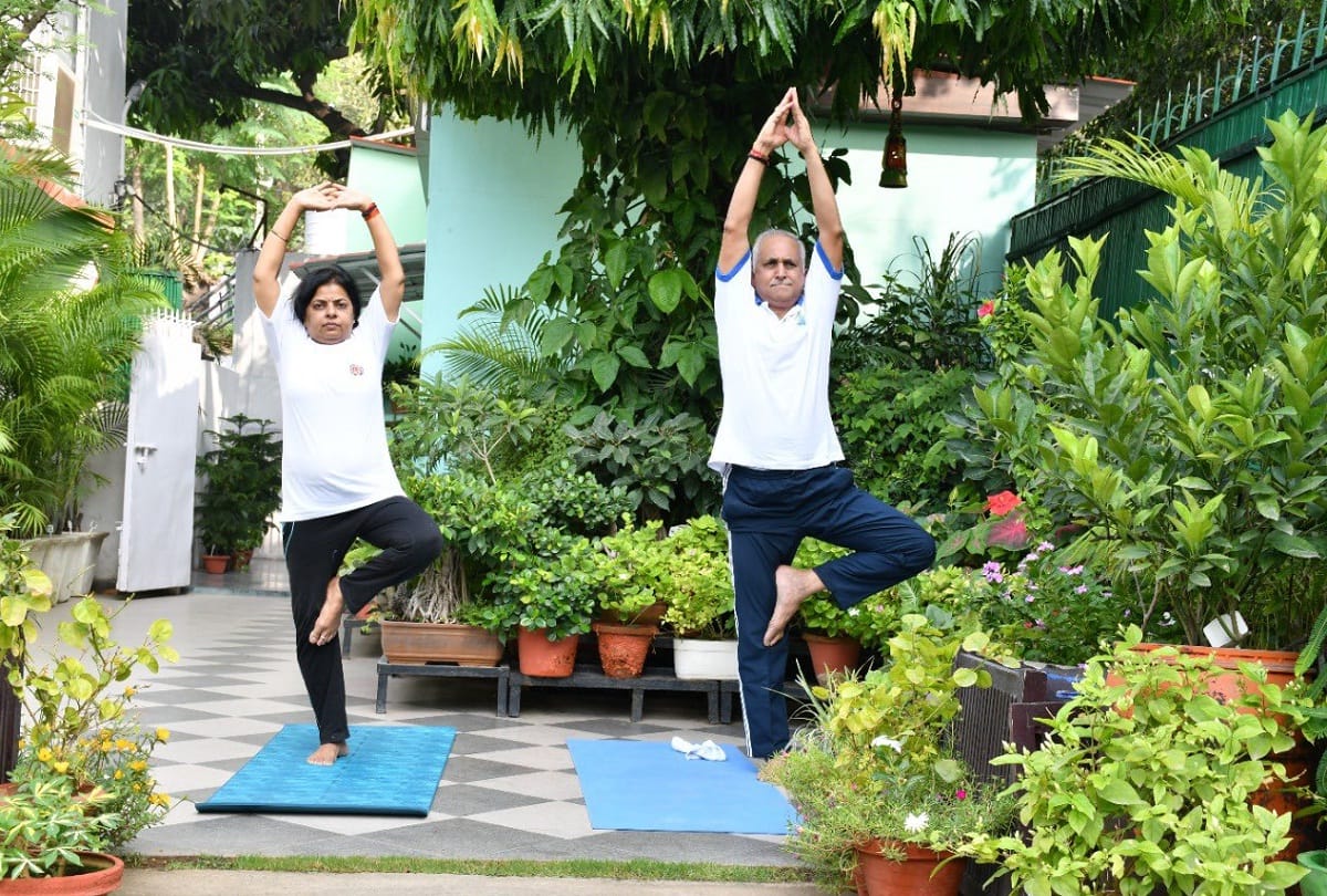 delhi Police Commissioner did asanas at home with his wife police and paramilitary personnel did yoga at Singhu border