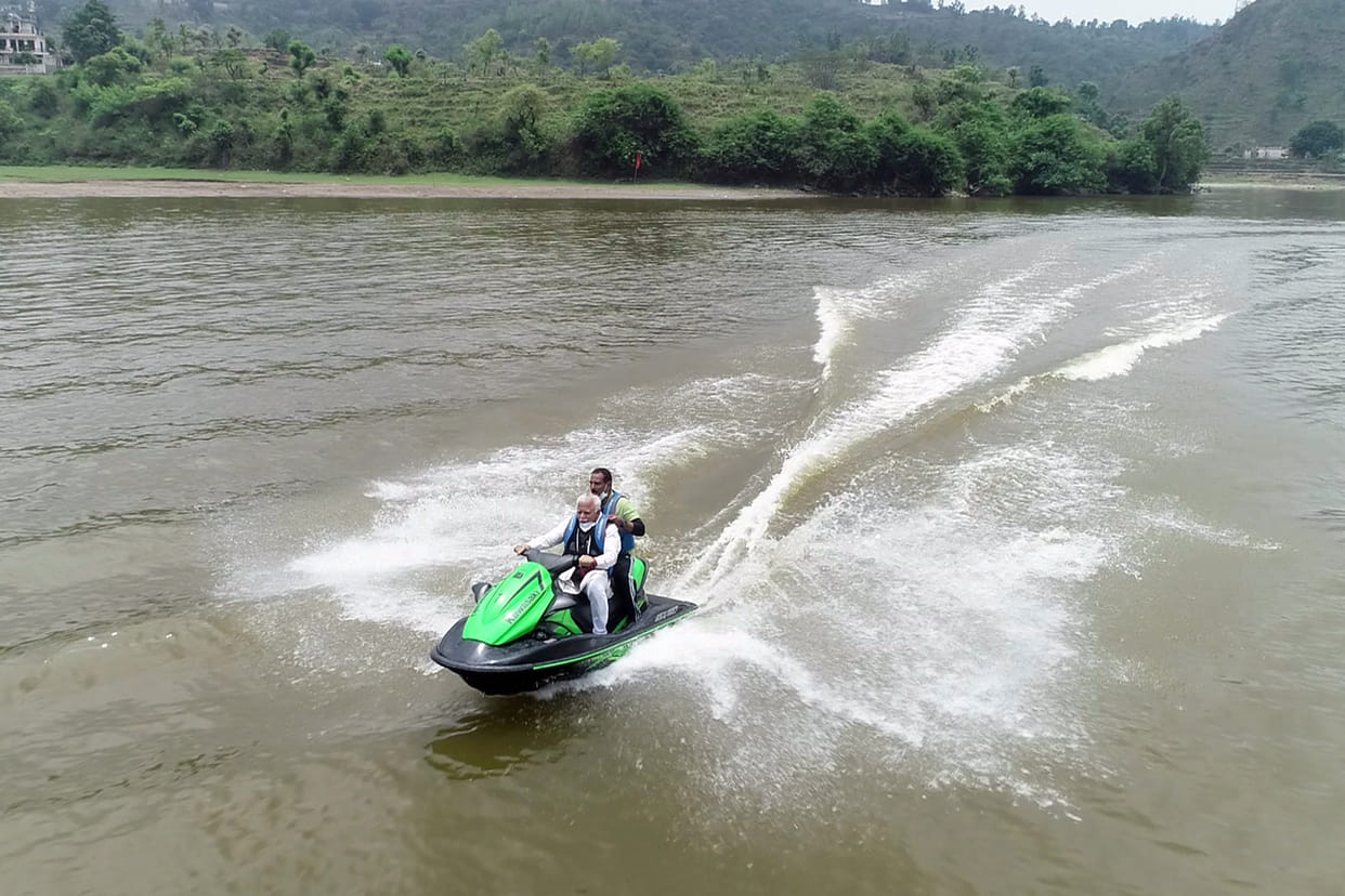 Thrill: CM launches adventure sports in Tikkar Tal, CM enjoys motor gliding, jet scooter and hot air balloon ride in Tikkar Tal