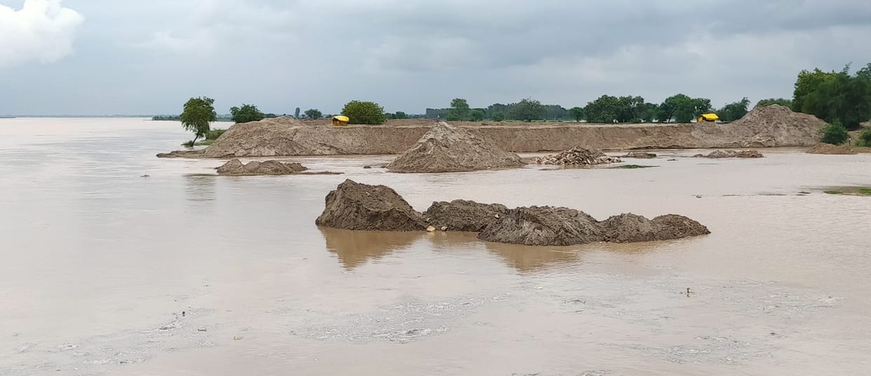 The ghagra progressed by cutting the hundred meter ring dam