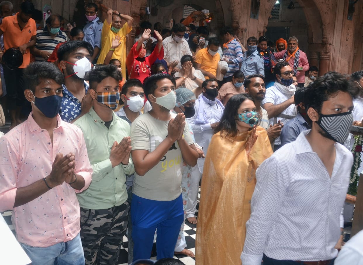 Mathura: On Nirjala Ekadashi, crowd gathered to see Bihariji