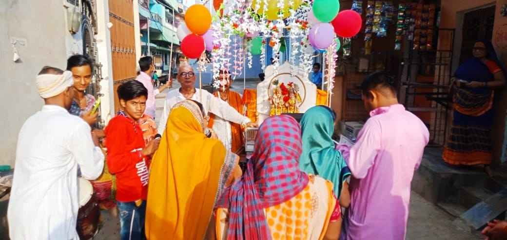 The tableau of Radhakrishna was taken out on the 18th anniversary of Shri Radha Hridayeshwar Prabhat Sankirtan