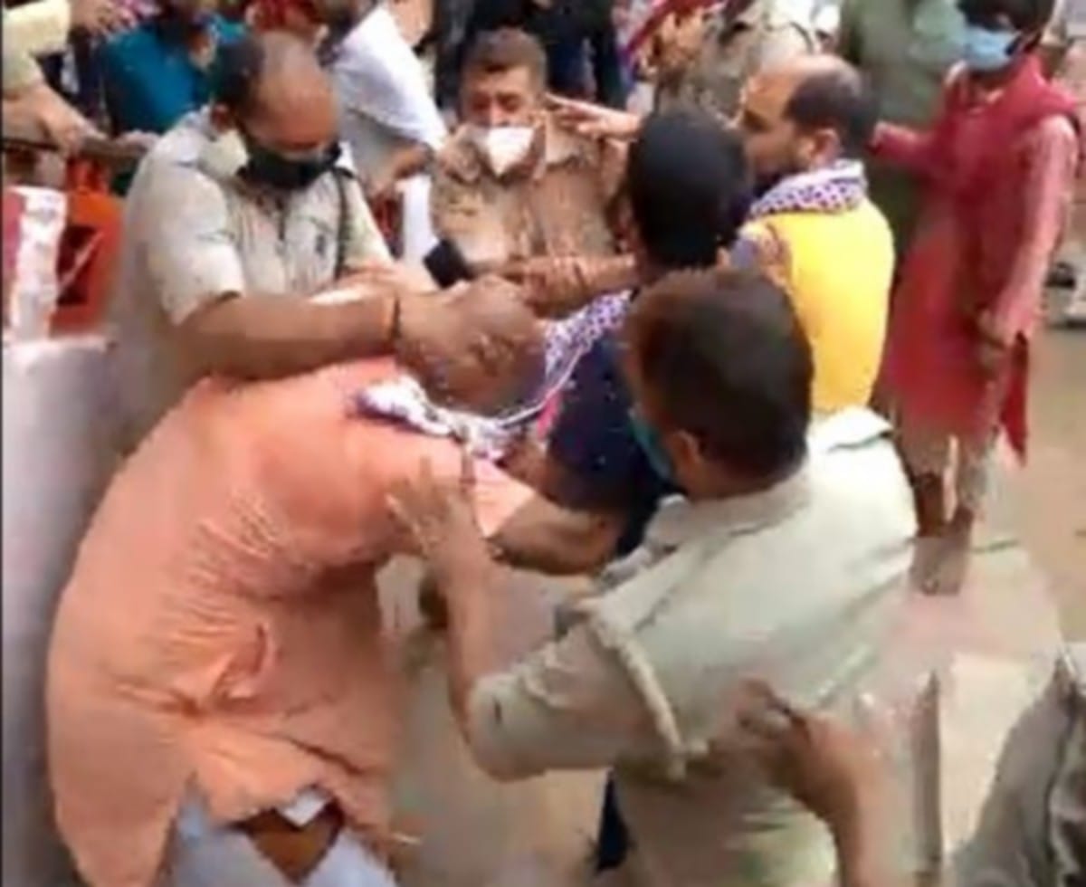 Vindhyavasini mandir corridor beating incident: tirtha purohit tells himself gandhi family panda many case filed against him