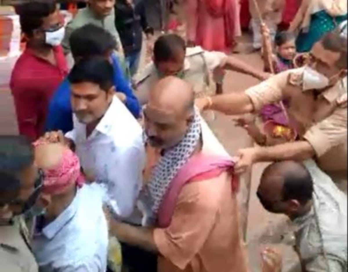 Vindhyavasini mandir corridor beating incident: tirtha purohit tells himself gandhi family panda many case filed against him