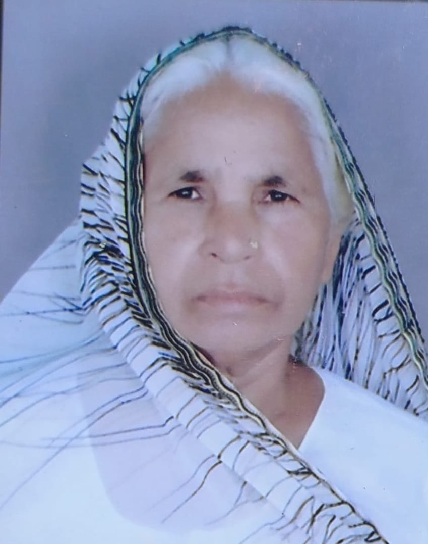 etawah news,old woman,body found,inside the house,lying on