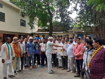 कांग्रेस की सदस्यता लेने पर माला पहनाते पदाधिकारी