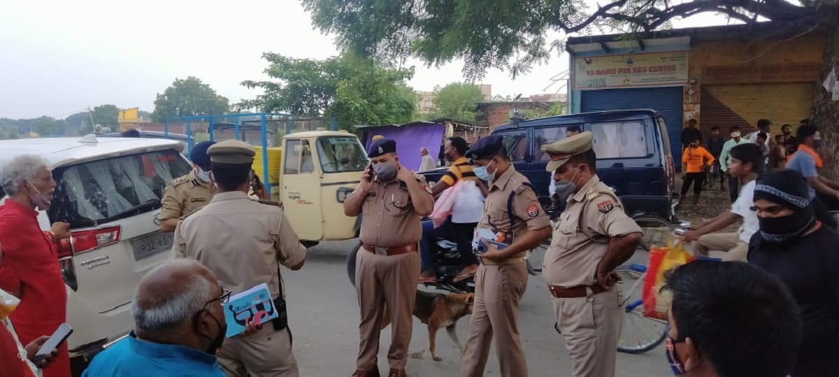Firing on youth bullet passed by his near head crook ran away by Scorpio in varanasi