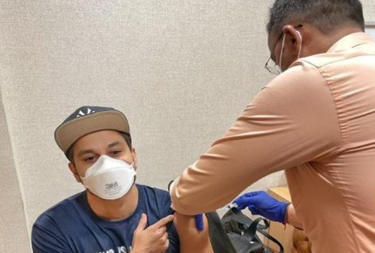 Kunal Khemu gets vaccinated share photo on instagram says ready to back on set