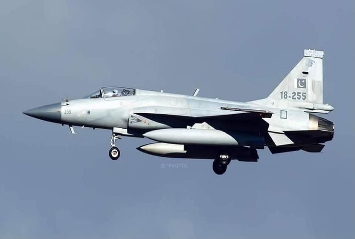 Pakistani fighter aircraft practicing with Rafale and MiG-29
