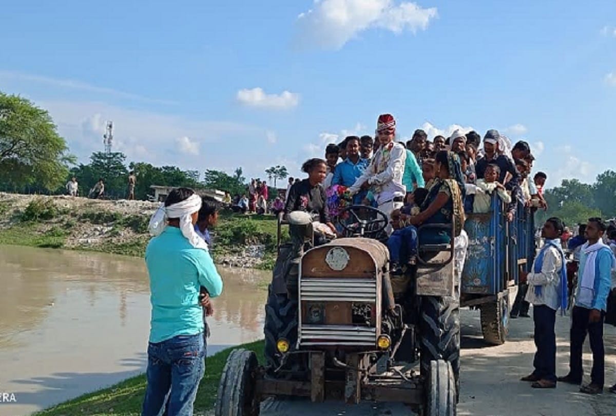 Flood blocked the way, leaving the car, the groom reached by tractor-trolley in lakhimpur kheri