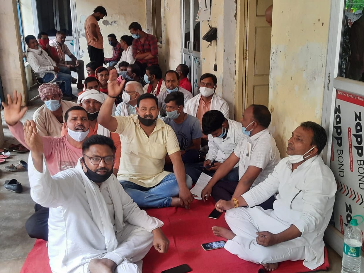 Chandauli: Lakhmipur-Chaturbhujpur road is in bad condition, people protested, then EO and JE inspected