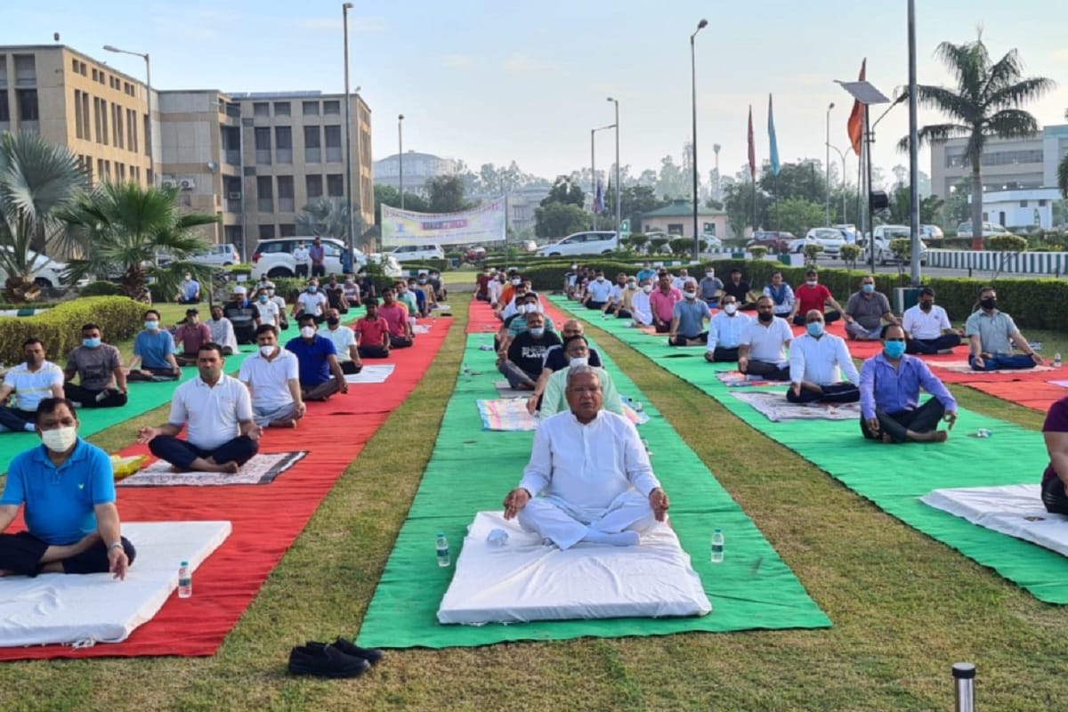 International Yoga Day 2021: People is celebrate with MP Rajendra Agrawal at Sardar Vallabhbhai Patel University of Agriculture and Technology on yoga day