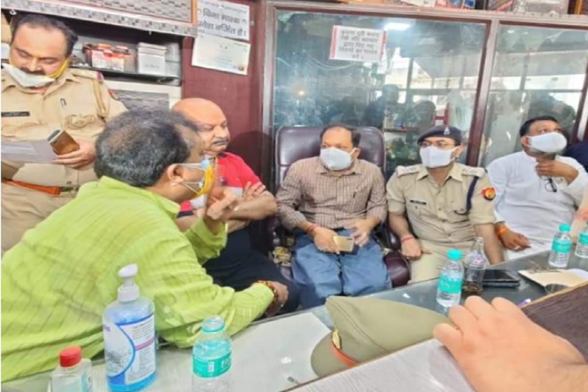 Traders has ruckus after the theft of seven lakh rupees from a shop in Meerut