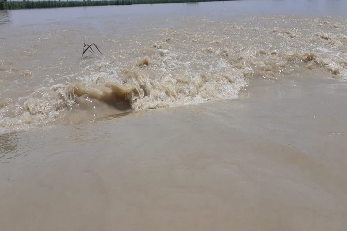 The danger has increased in many villages due to the rise in the water level of the Ganges in Hastinapur