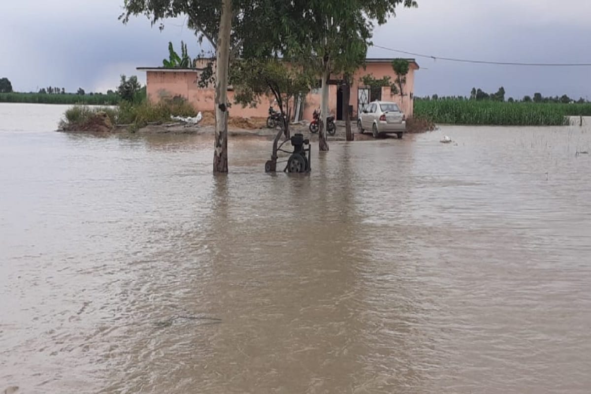 The danger has increased in many villages due to the rise in the water level of the Ganges in Hastinapur