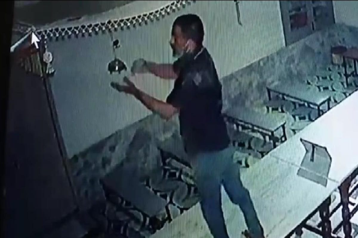 Thieves has goods stole a Jain temple in Muzaffarnagar and the incident was caught on CCTV camera