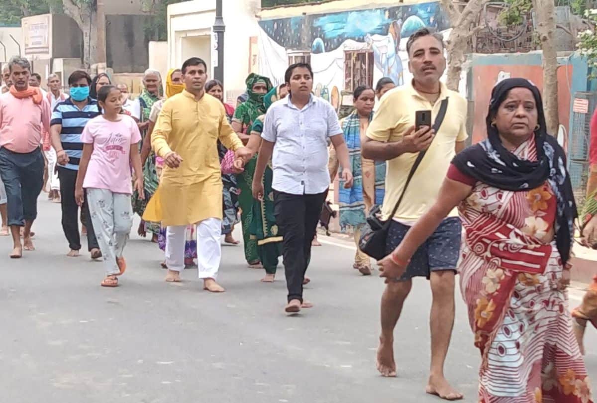 crowd of devotees gathered in shri banke bihari temple on nirjala ekadashi in vrindavan