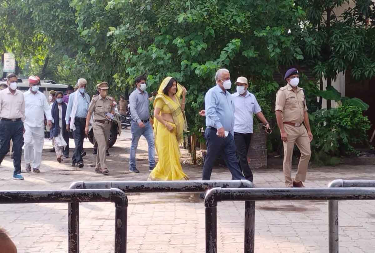 Ganga Dussehra: Additional Chief Secretary came to Mehndi Ghat with wife Malini, did Ganga bath and worship