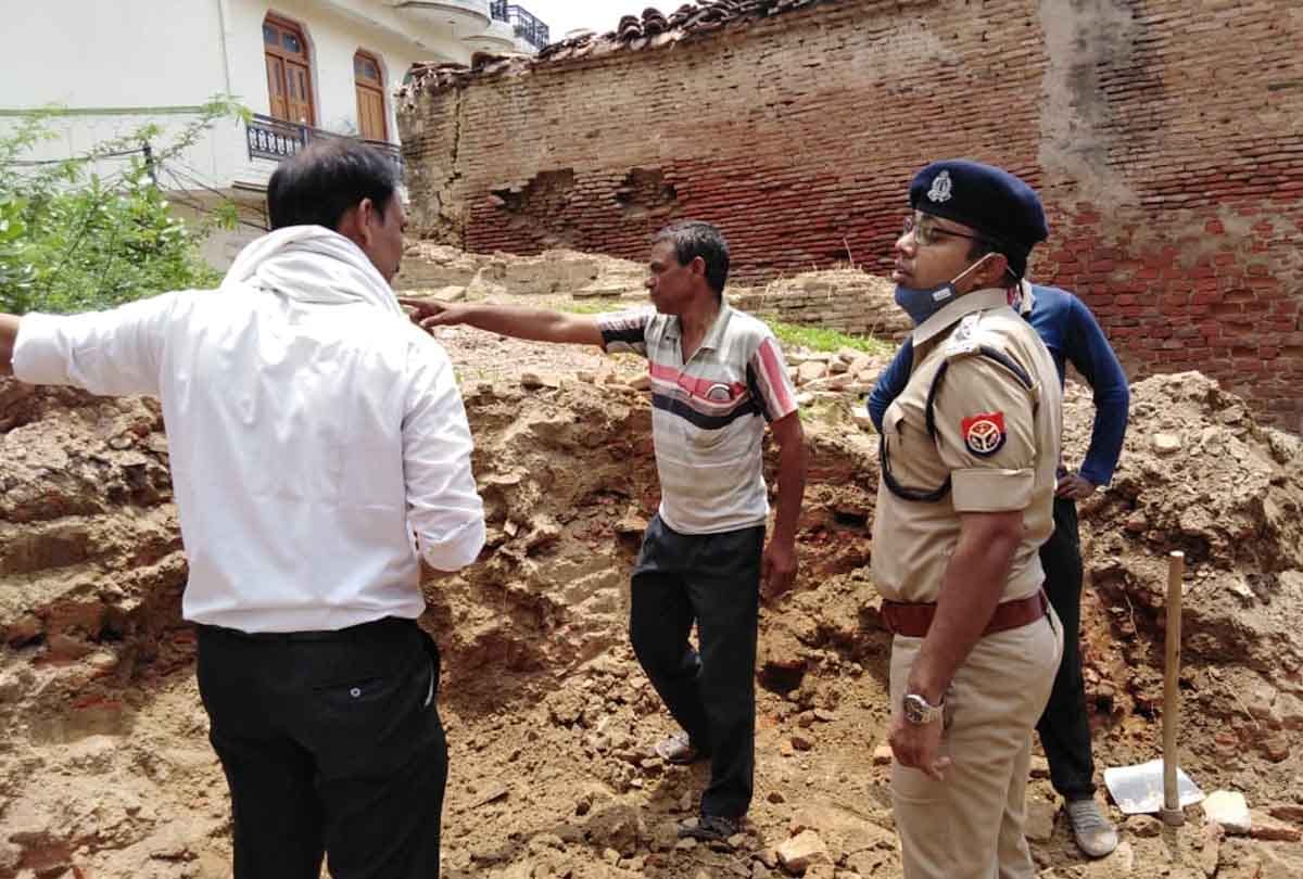 Hamirpur: CO took possession of nine coins that came out of the ground