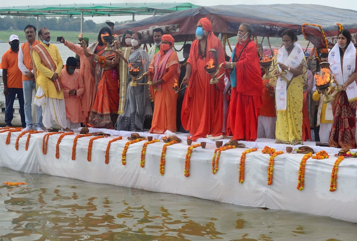 Ganga Dussehra: Kovid protocol collapsed at Sangam, thousands of devotees took holy dip