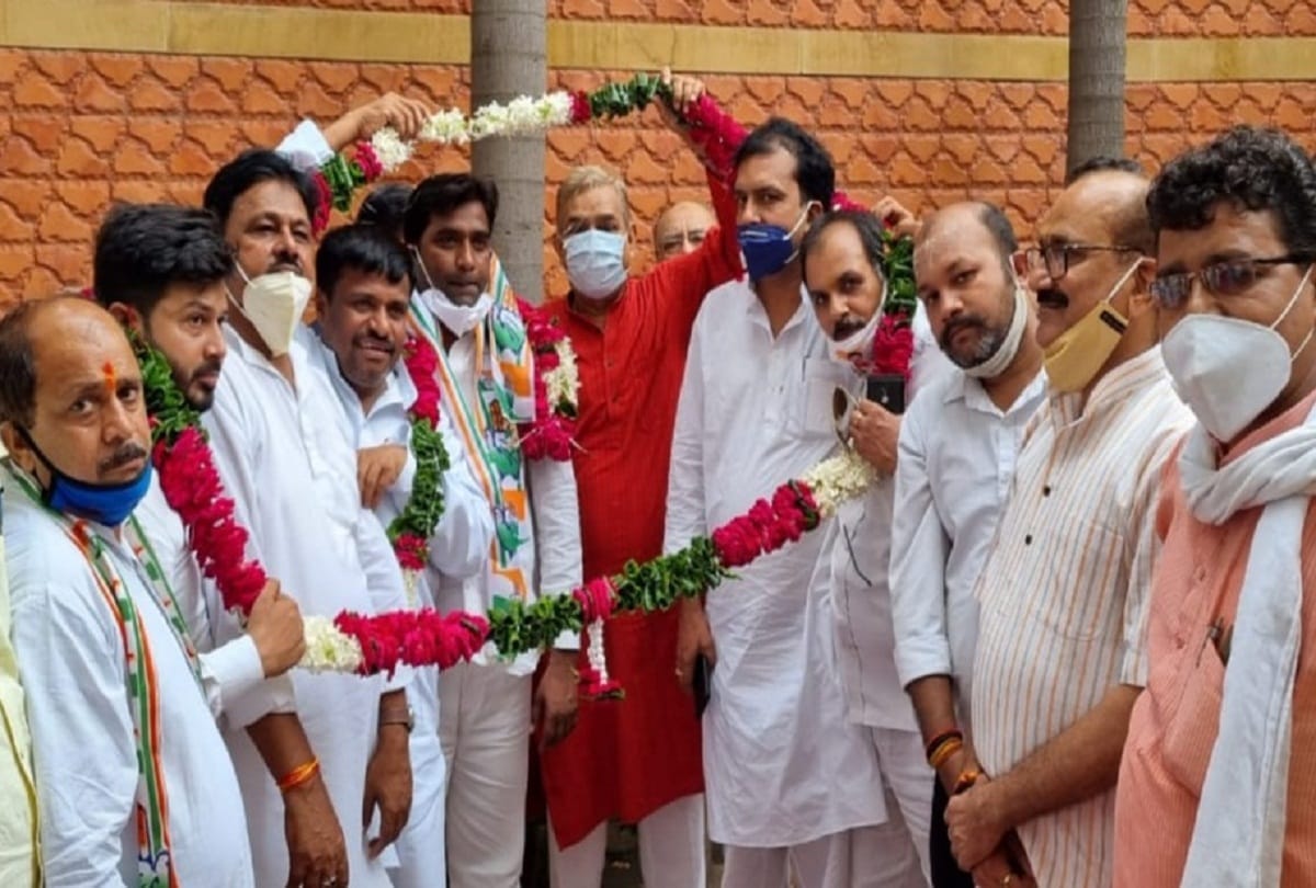 Many BSP leaders including former district panchayat member join Congress