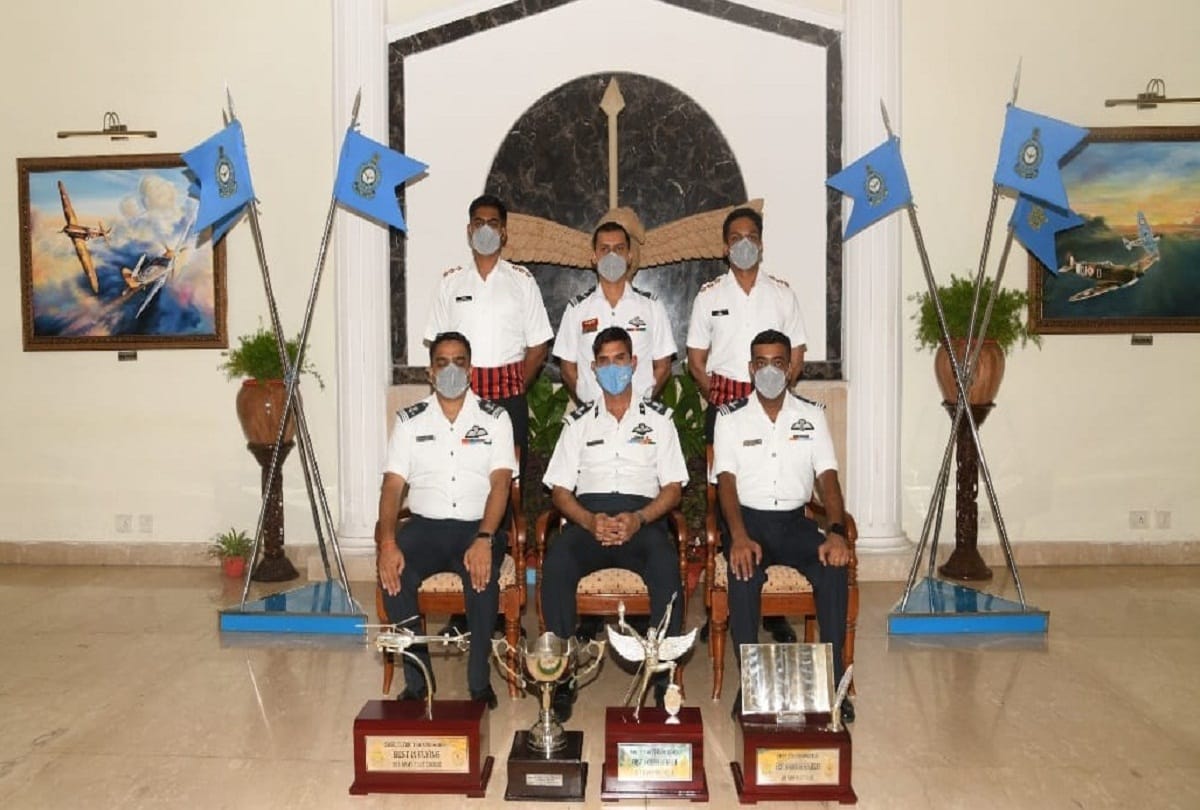 Army gets 24 brave helicopter pilots