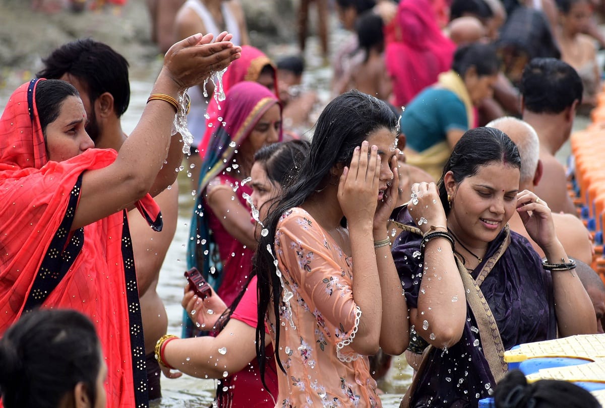 Ganga Dussehra: Kovid protocol collapsed at Sangam, thousands of devotees took holy dip