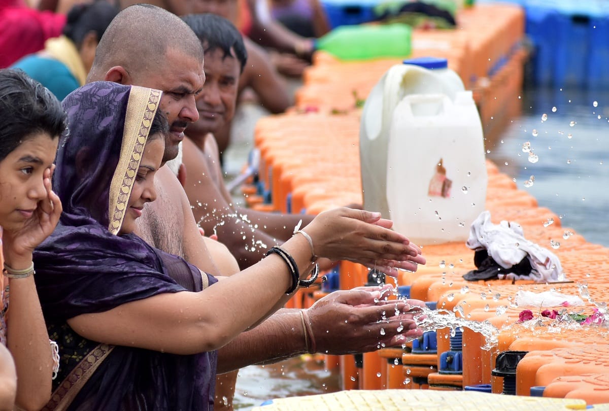 Ganga Dussehra: Kovid protocol collapsed at Sangam, thousands of devotees took holy dip