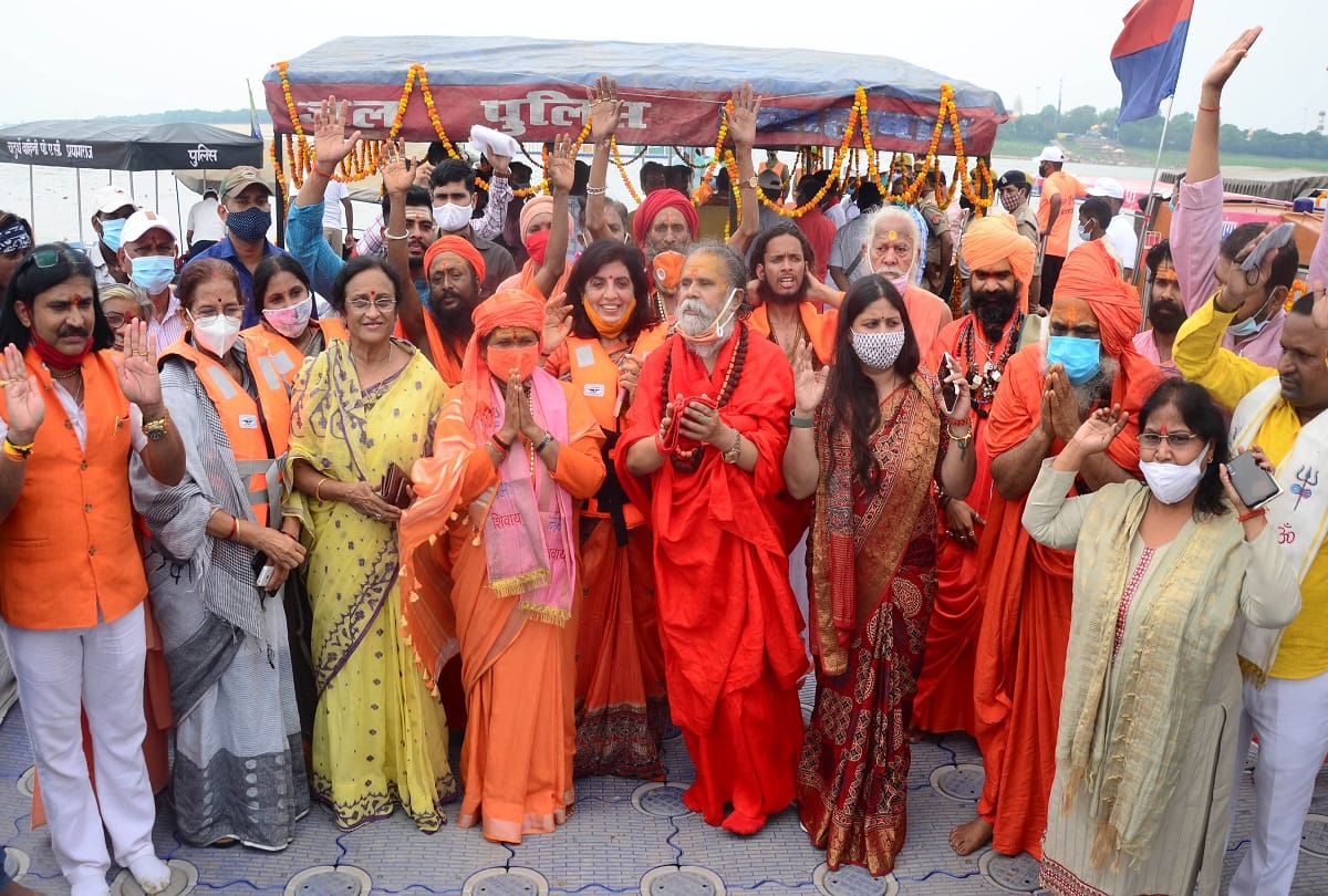 Ganga Dussehra: Kovid protocol collapsed at Sangam, thousands of devotees took holy dip