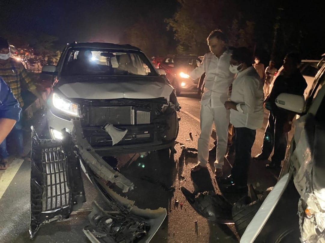 Telangana Finance Minister T Harish Rao died in a road accident while going from Siddipet to Hyderabad, narrowly escaped
