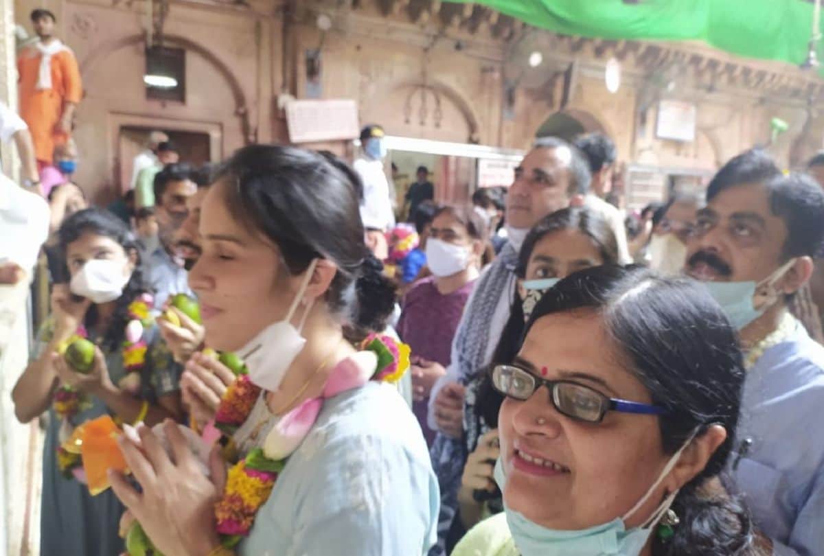 Indian Badminton Player Saina Nehwal Offered Prayers At Banke Bihari Temple In Vrindavan Mathura