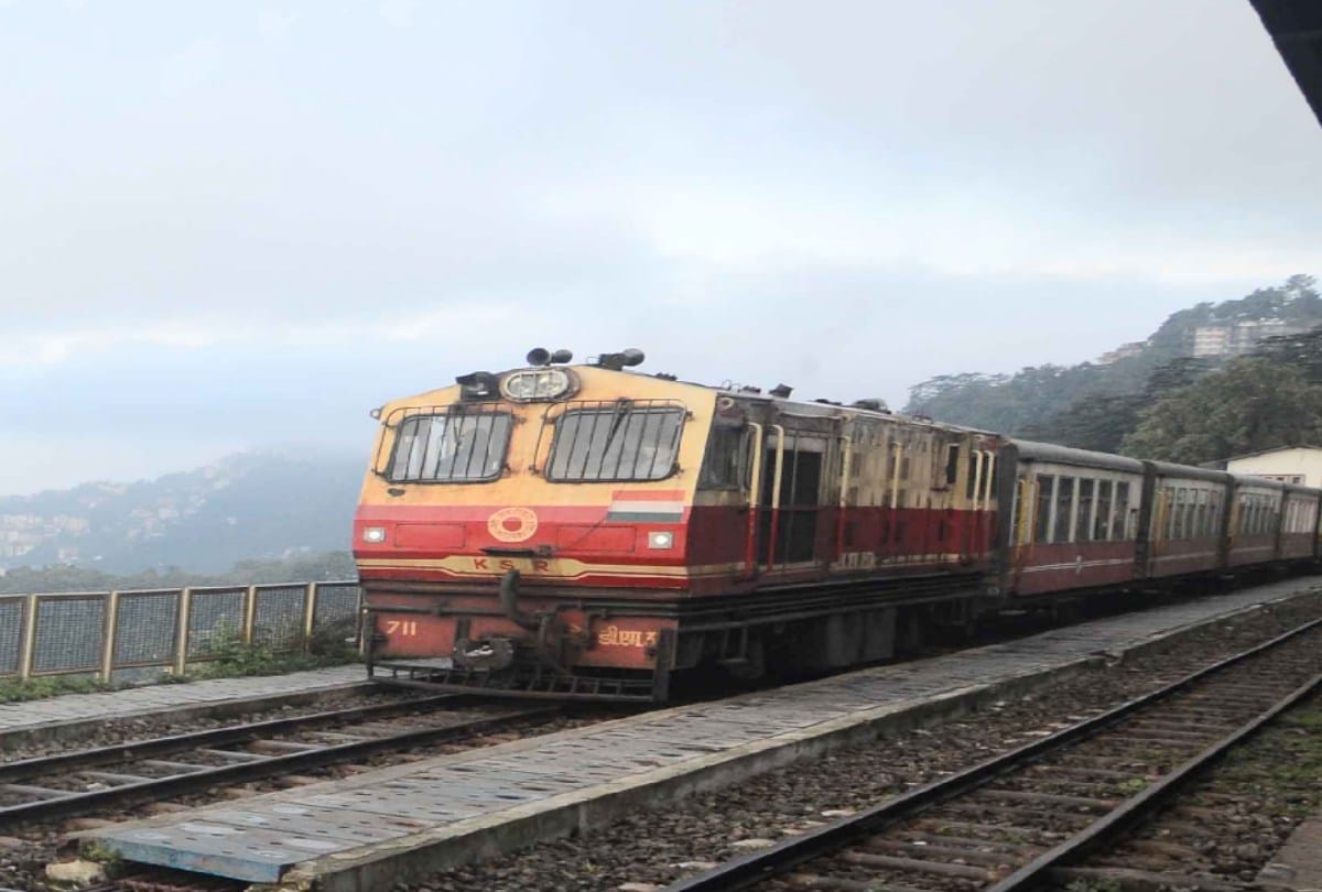 Dense fog halted the speed of trains More than 22 trains running late by 3-4 hours