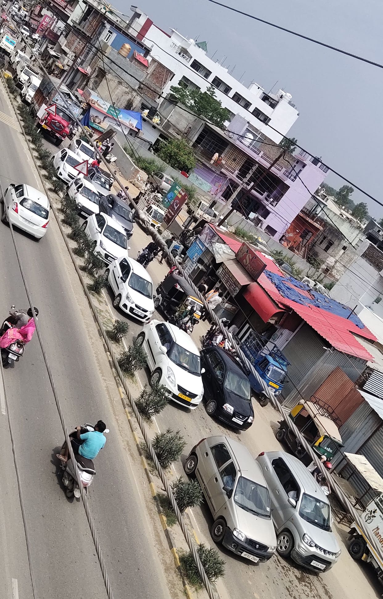 Car rammed between shutterings; Two people injured, traffic disrupted for two hours from Rotary Chowk