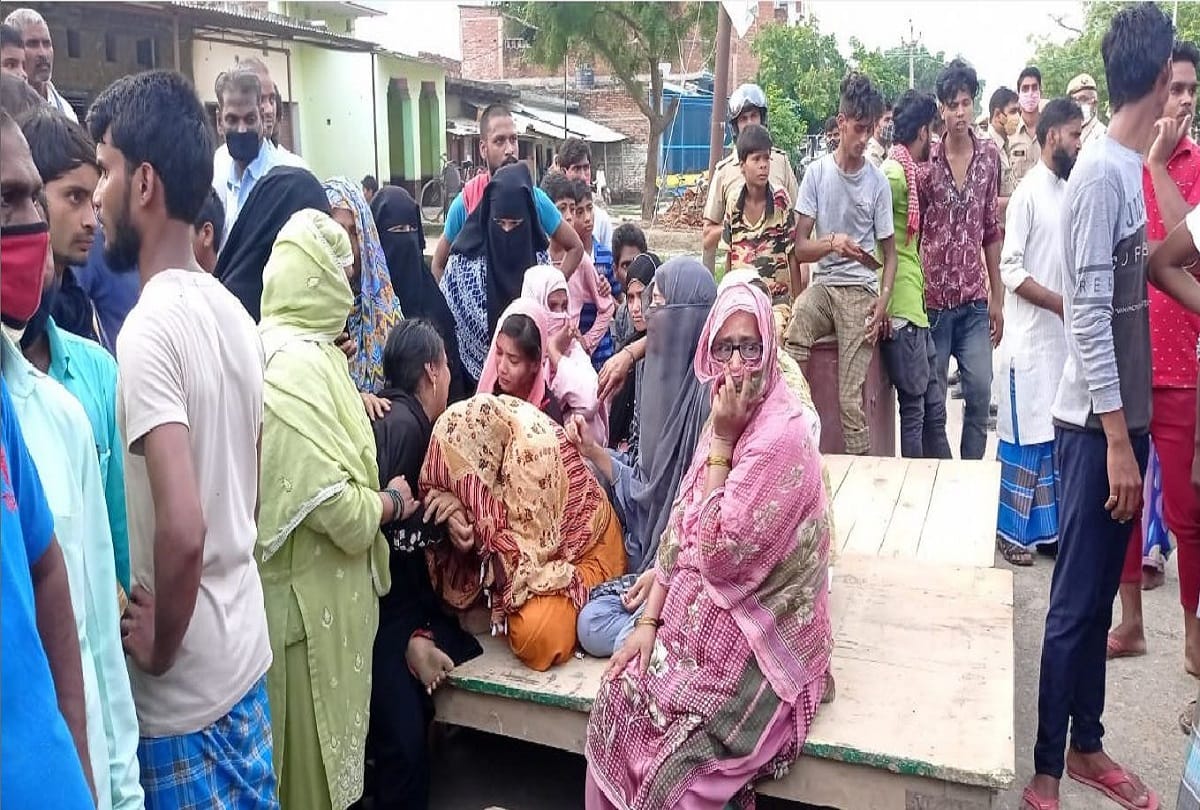 electric Wire fell on man who collecting sand on road in mau  died due to current people protest with deadbody