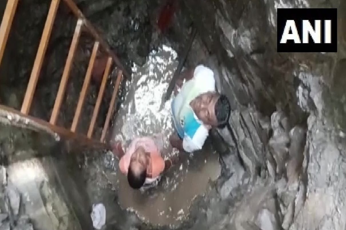 Due to water scarcity in village family in Washim dug a well in 22 days in Maharashtra