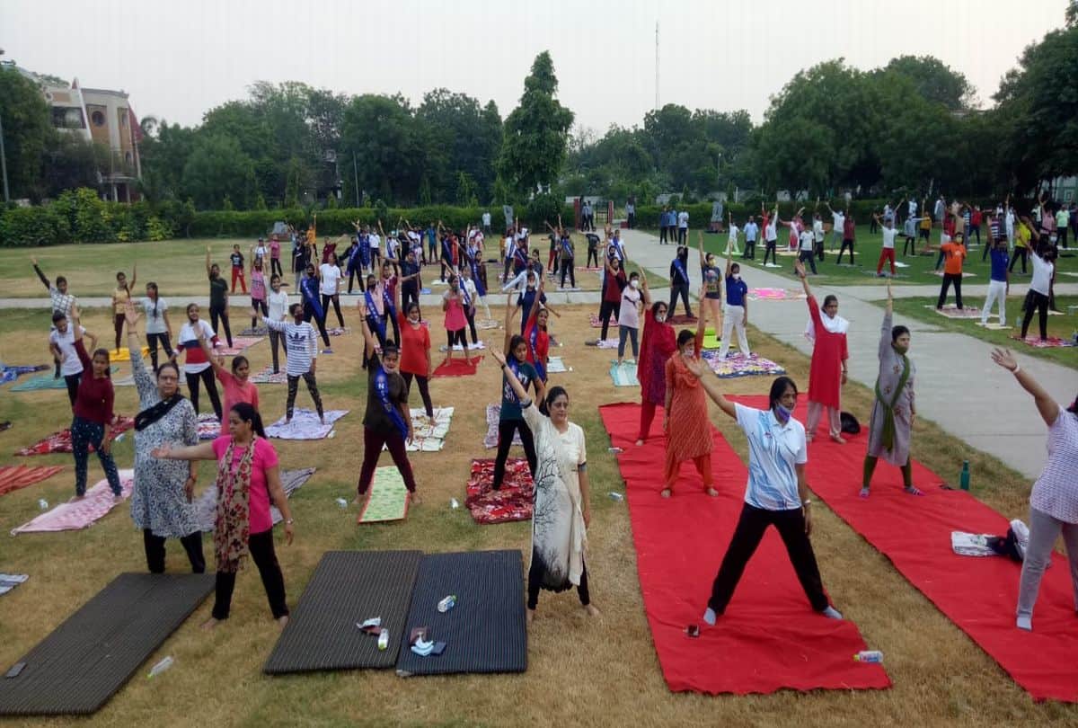 International yoga day 2021 Celebrate In Agra 20 Thousand People Done Yoga