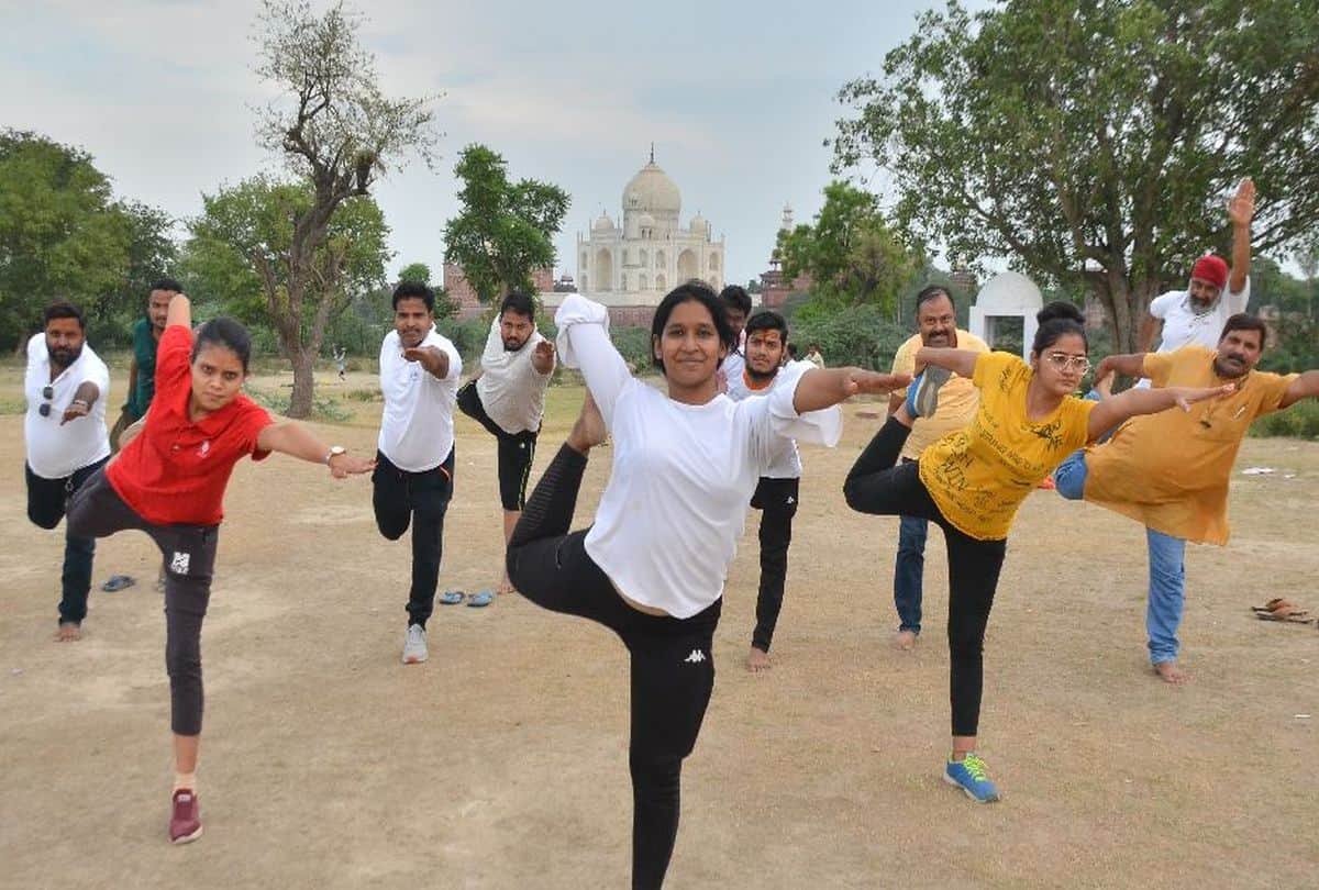 International yoga day 2021 Celebrate In Agra 20 Thousand People Done Yoga