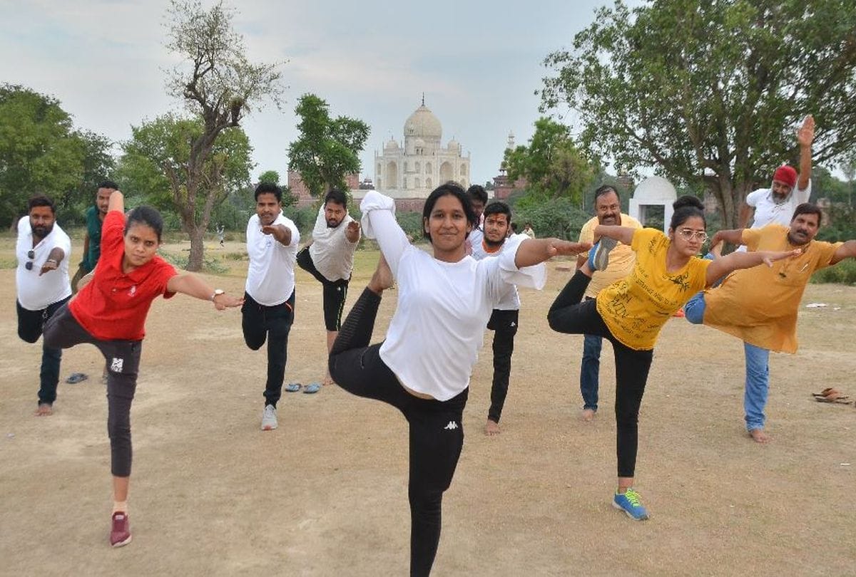 International yoga day 2021 Celebrate In Agra 20 Thousand People Done Yoga