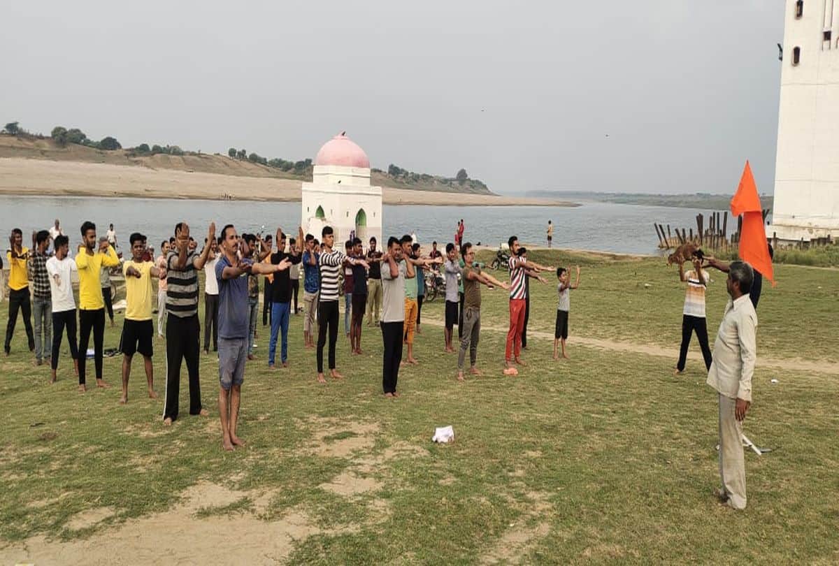International yoga day 2021 Celebrate In Agra 20 Thousand People Done Yoga