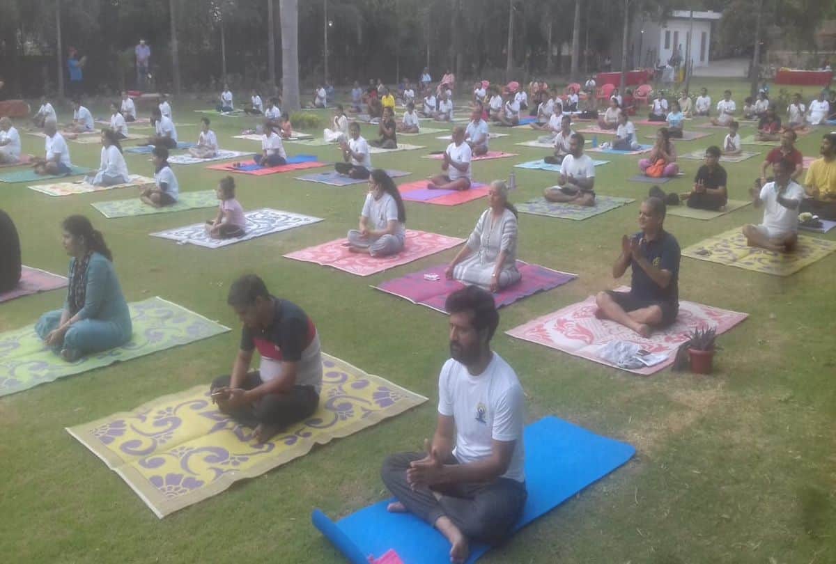 International yoga day 2021 Celebrate In Agra 20 Thousand People Done Yoga